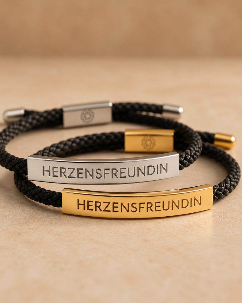 Zwei Armbänder mit der Gravur HERZENSFREUNDIN in Silber und Gold