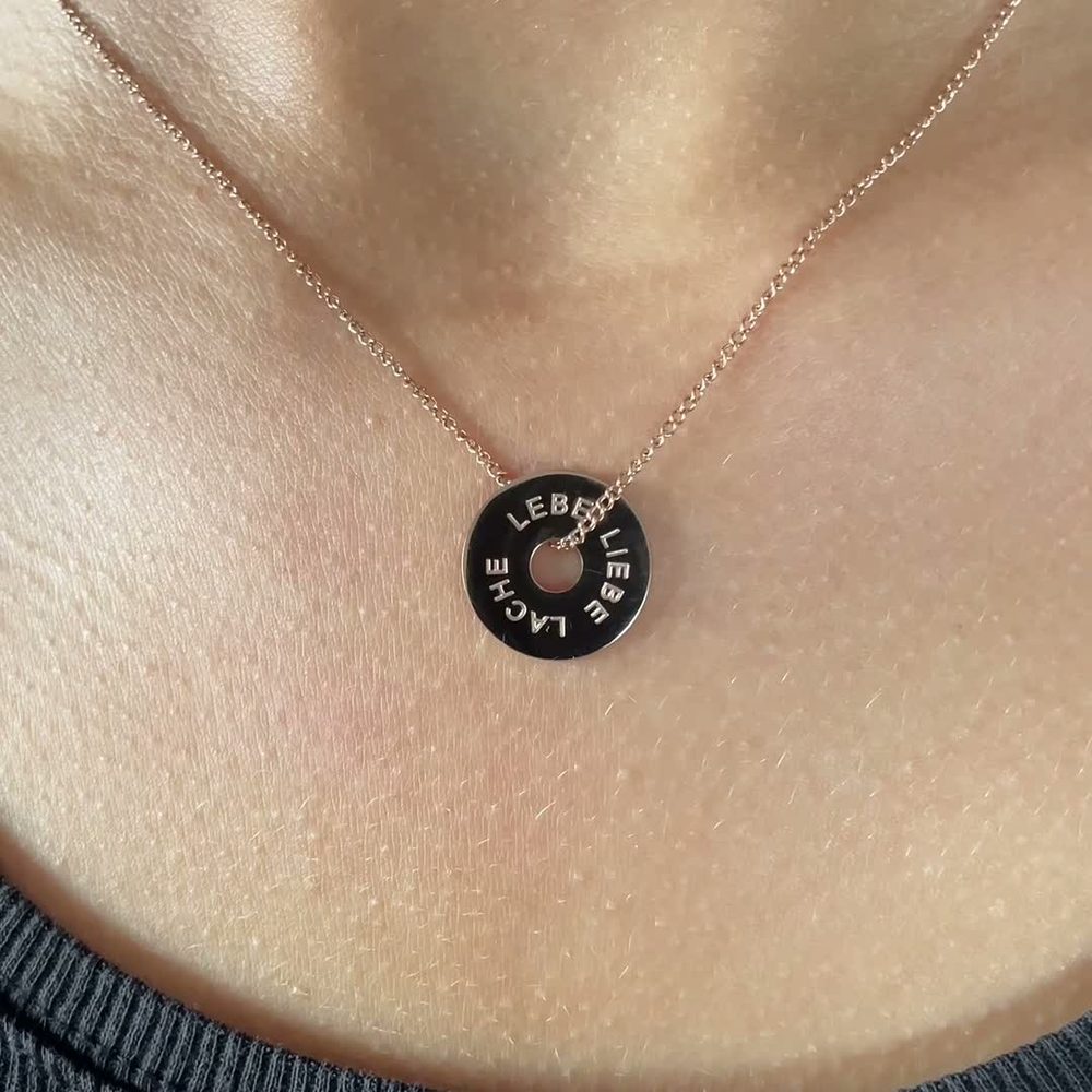 BESTE MAMA DER WELT Circle Halskette am Hals getragen
